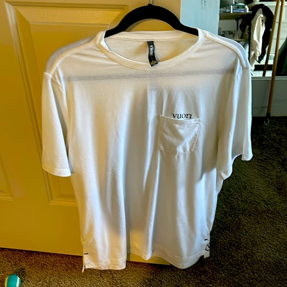 NWT VUORI POCKET TEE SIZE L